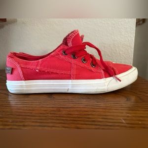 Size woman’s 10 Blowfish mango in color